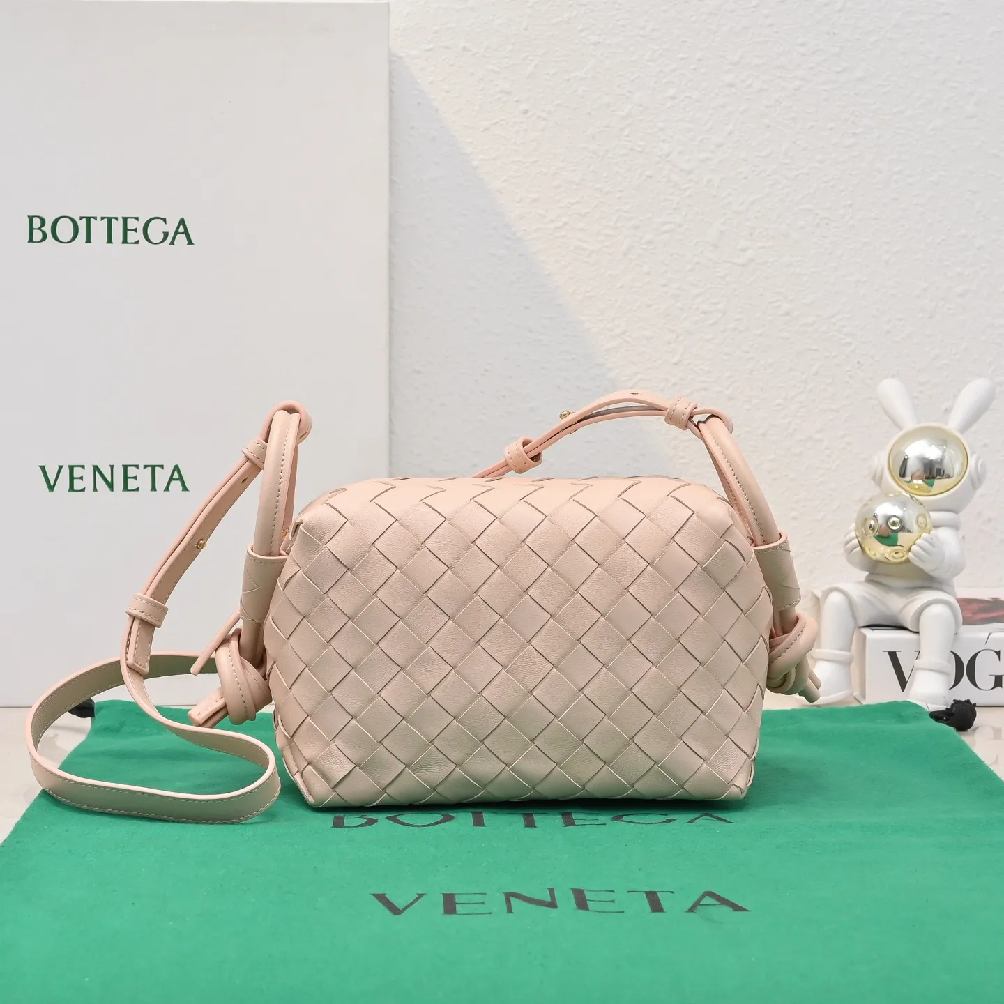 Batch 1360 BOTTEGA VENETA new loop is here! ! Many girls who like BV have owned the Loop bag. It has a simple appearance, classic weaving, and a compact and lightweight bag shape. This innovation continues the "camera bag" shape. Unlike the traditional Loop bag, which can only be worn as a crossbody bag, this innovation It can be carried by hand or cross-body, satisfying both the concave shape and daily needs. The oversized buckle can be folded and used as a handle. The sultry heat in summer ☀️ usually reduces people's desires. Having a lightweight bag will greatly enhance the happiness of traveling🫧 Style number: 6615 Size: 19*12*9cm